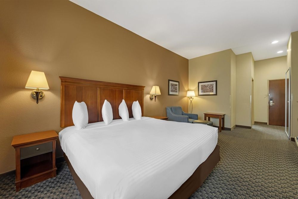 Best Western Plus Shamrock Inn & Suites Standard Room, 1 King Bed, Non Smoking, Refrigerator & Microwave 2