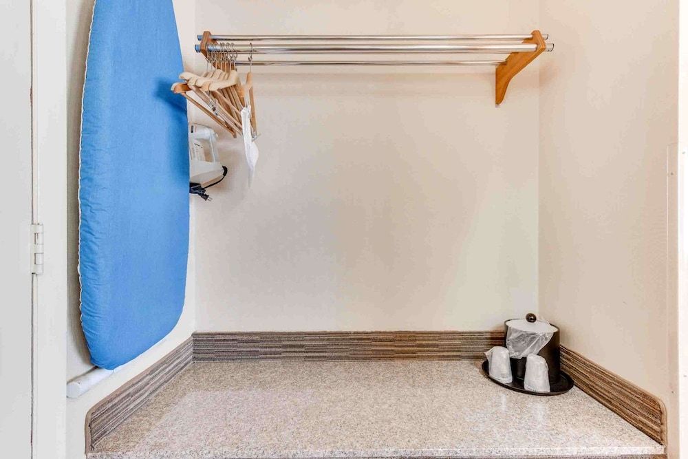 Best Western Movie Manor Standard Room, 1 King Bed, Non Smoking, Refrigerator & Microwave (Movie View from the Bed) 5