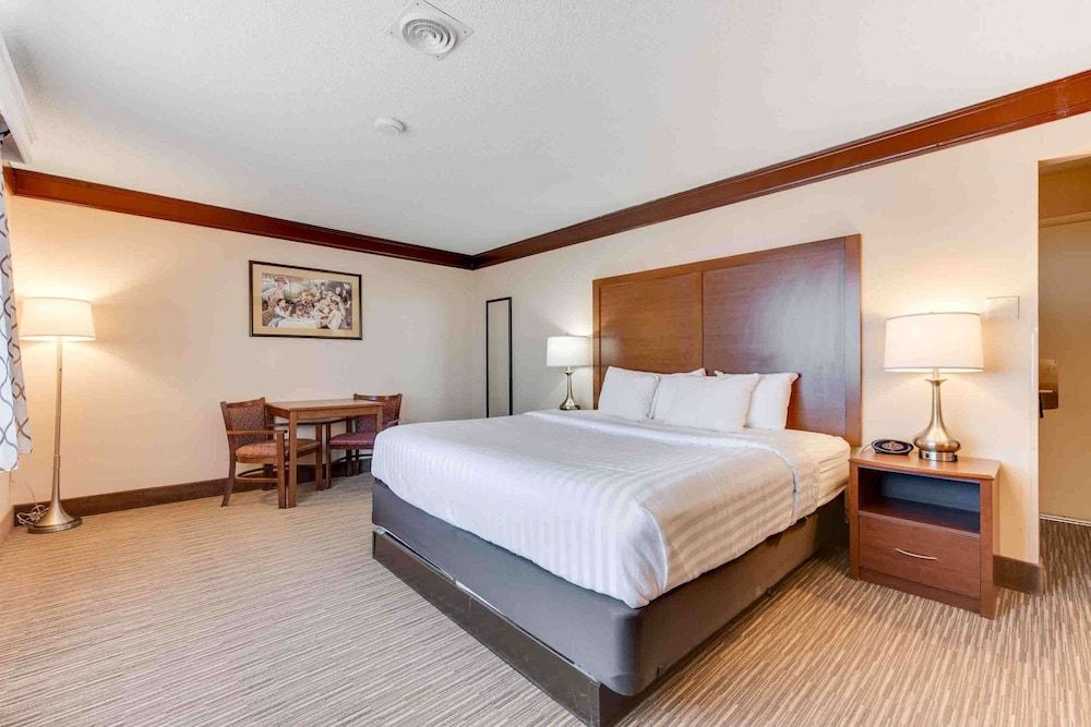 Best Western Movie Manor Standard Room, 1 King Bed, Non Smoking, Refrigerator & Microwave (Movie View from the Bed) 3