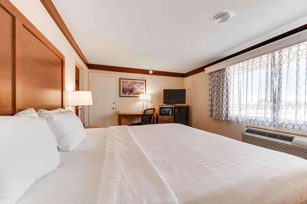 Best Western Movie Manor Standard Room, 1 King Bed, Non Smoking, Refrigerator & Microwave (Movie View from the Bed)