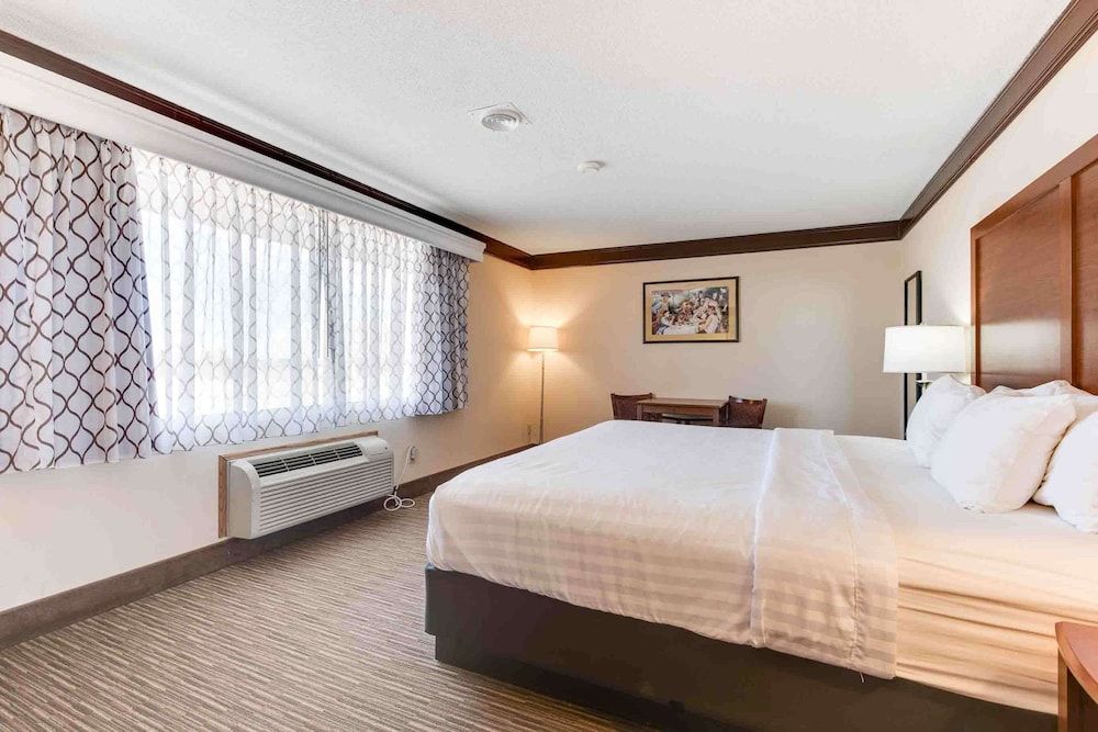 Best Western Movie Manor Standard Room, 1 King Bed, Non Smoking, Refrigerator & Microwave (Movie View from the Bed) 2