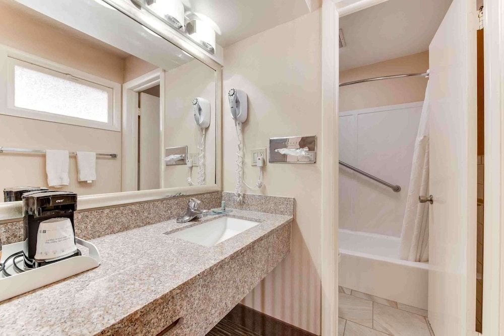 Best Western Movie Manor Standard Room, 1 King Bed, Non Smoking, Refrigerator & Microwave (Movie View from the Bed) 6