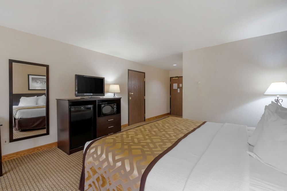 Best Western Pinedale Inn Standard Room, Multiple Beds, Non Smoking, Refrigerator & Microwave (Oversized Room) 3