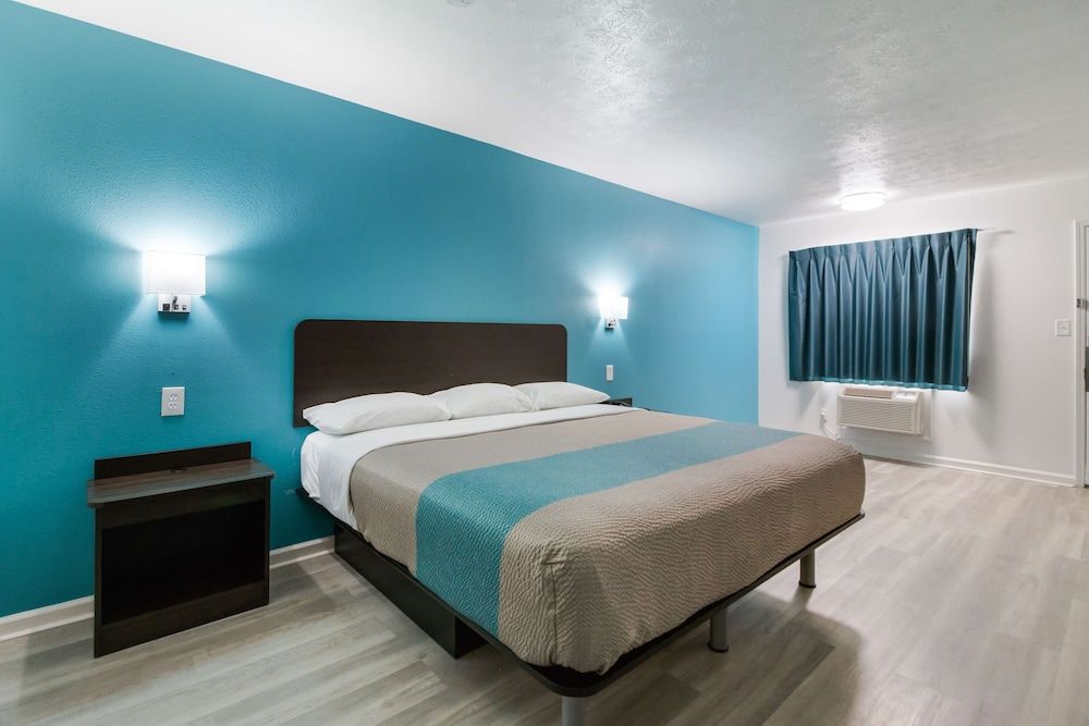 Motel 6 Metropolis, IL Deluxe Room, 1 King Bed, Non Smoking, Refrigerator & Microwave 2