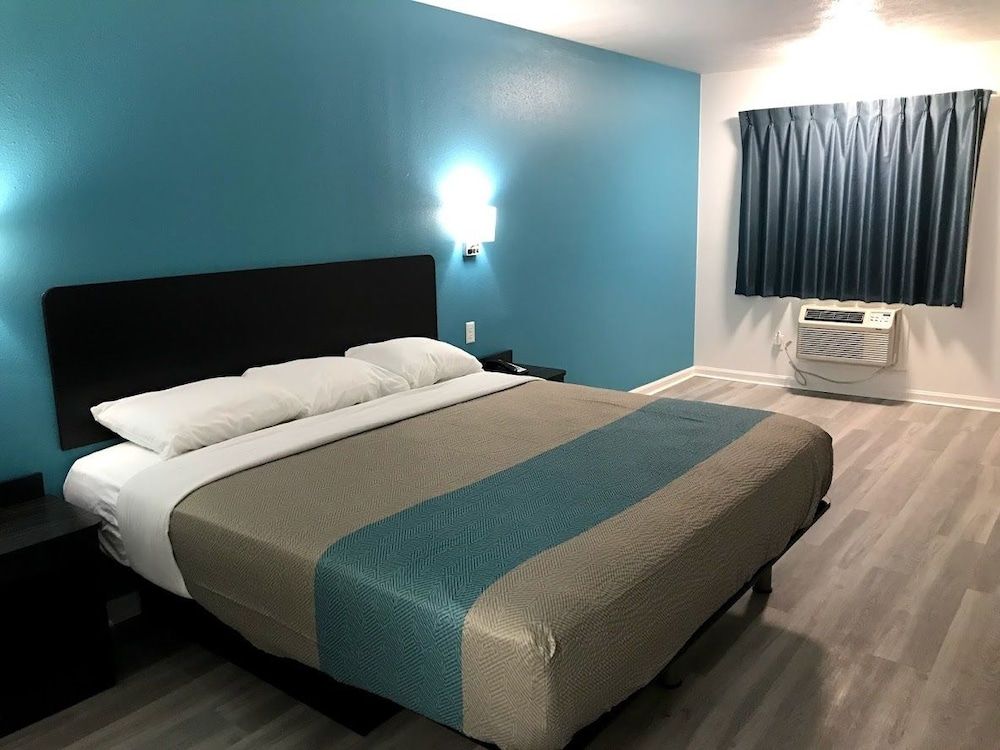 Motel 6 Metropolis, IL Deluxe Room, 1 King Bed, Non Smoking, Refrigerator & Microwave 4