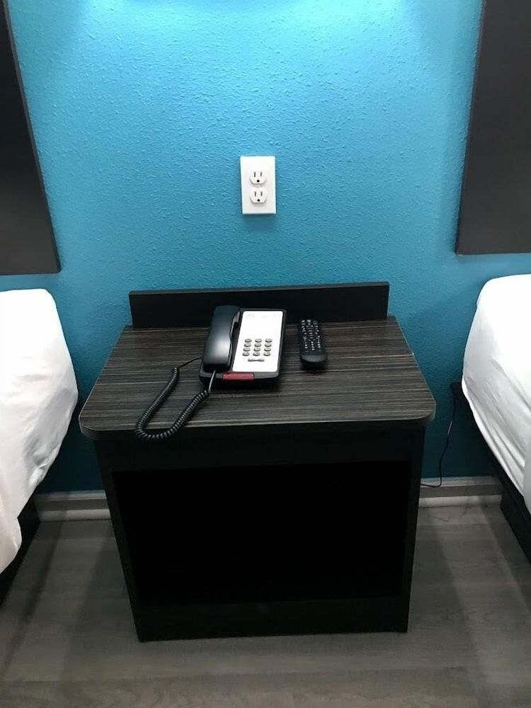 Motel 6 Metropolis, IL Deluxe Room, 1 King Bed, Non Smoking, Refrigerator & Microwave 8