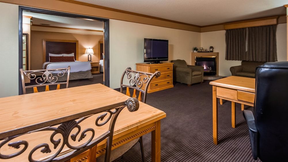Grand Suite, 2 Queen Beds, Non Smoking, Kitchenette (with Sofabed)