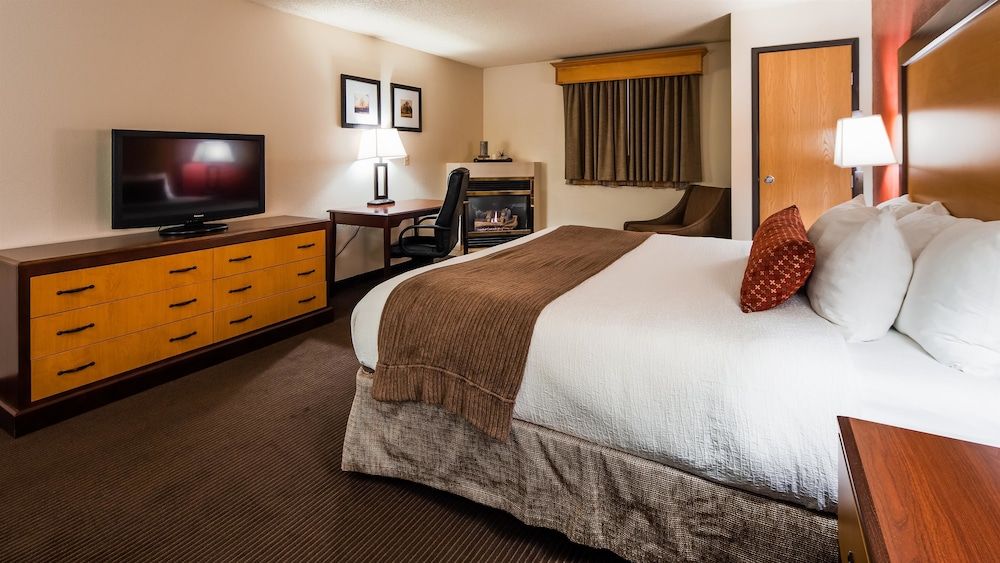 Standard Room, 1 King Bed, Non Smoking, Fireplace (with Sofabed)
