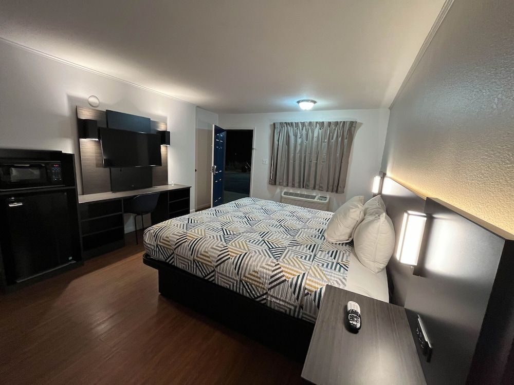 Standard Room, 1 King Bed, Smoking, Refrigerator & Microwave