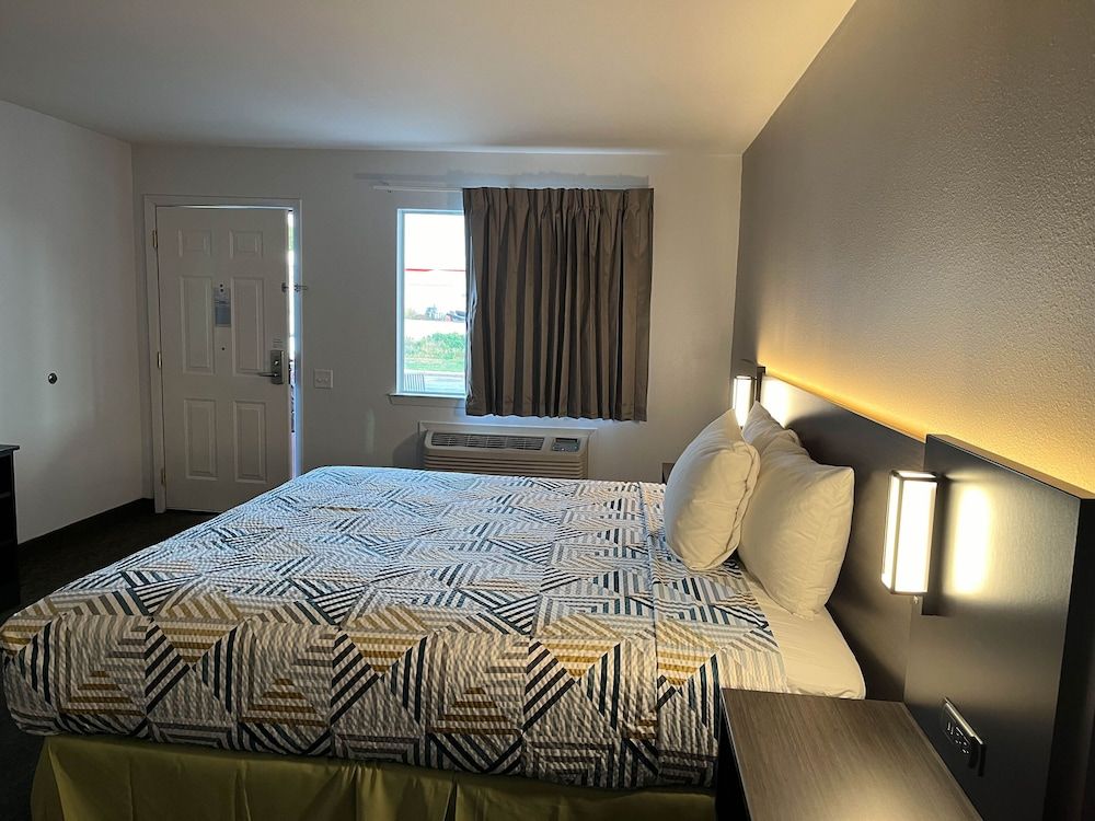 Deluxe Room, 1 King Bed, Accessible, Non Smoking
