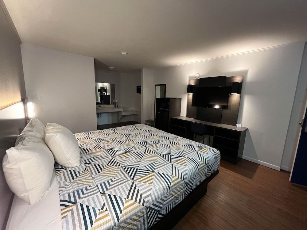 Standard Room, 1 King Bed, Smoking, Refrigerator & Microwave