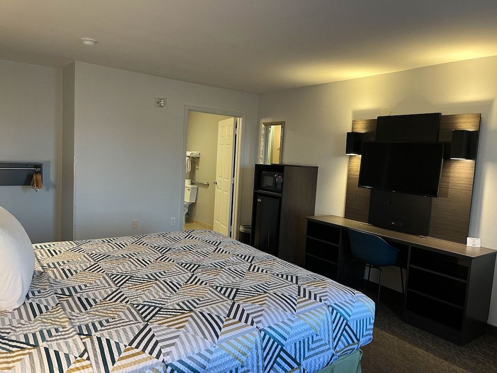 Standard Room, 1 King Bed, Accessible, Non Smoking