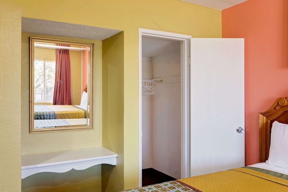 Knights Inn Big Spring Room, 1 King Bed 4