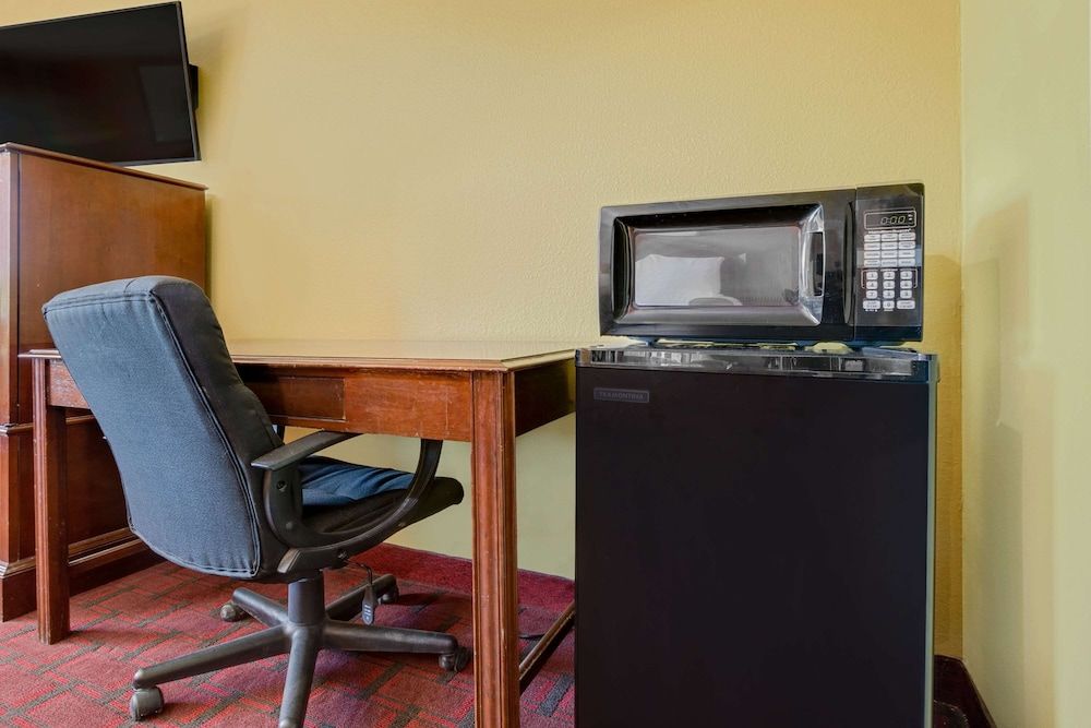 Knights Inn Big Spring Room, 1 King Bed 5