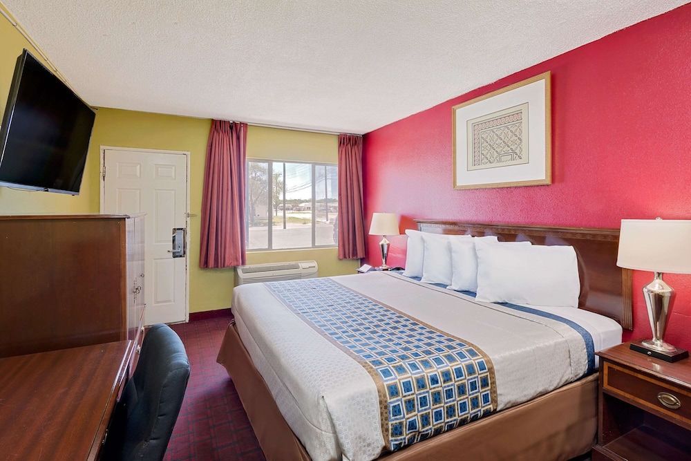 Knights Inn Big Spring Room, 1 King Bed 2