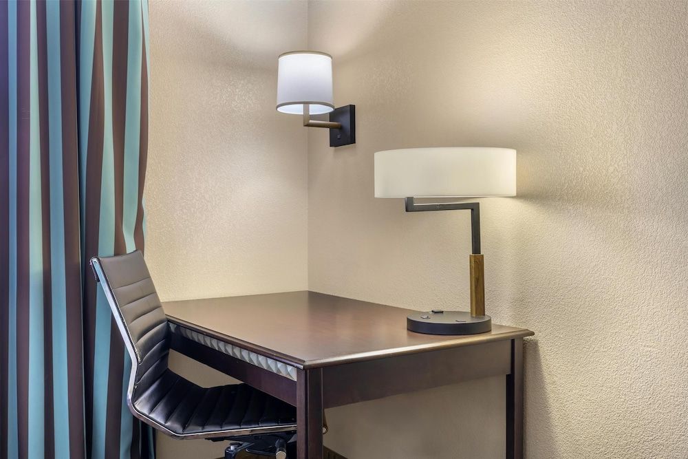 Best Western Mineola Inn Standard Room, 2 Queen Beds, Non Smoking, Refrigerator & Microwave 4