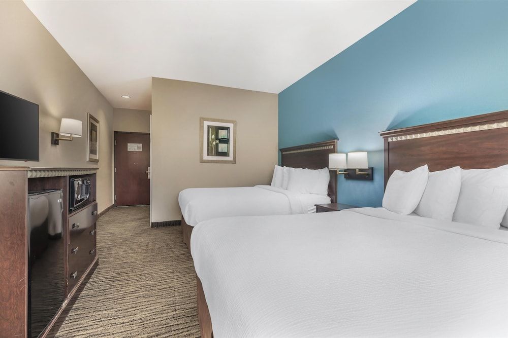 Best Western Mineola Inn Standard Room, 2 Queen Beds, Non Smoking, Refrigerator & Microwave 2