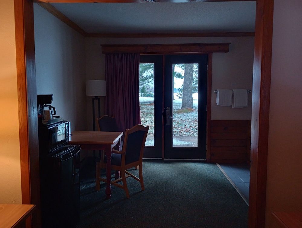 Centerstone Resort Lake-Aire Room, 2 Queen Beds, Non Smoking, Lake View (Hot Tub) 5