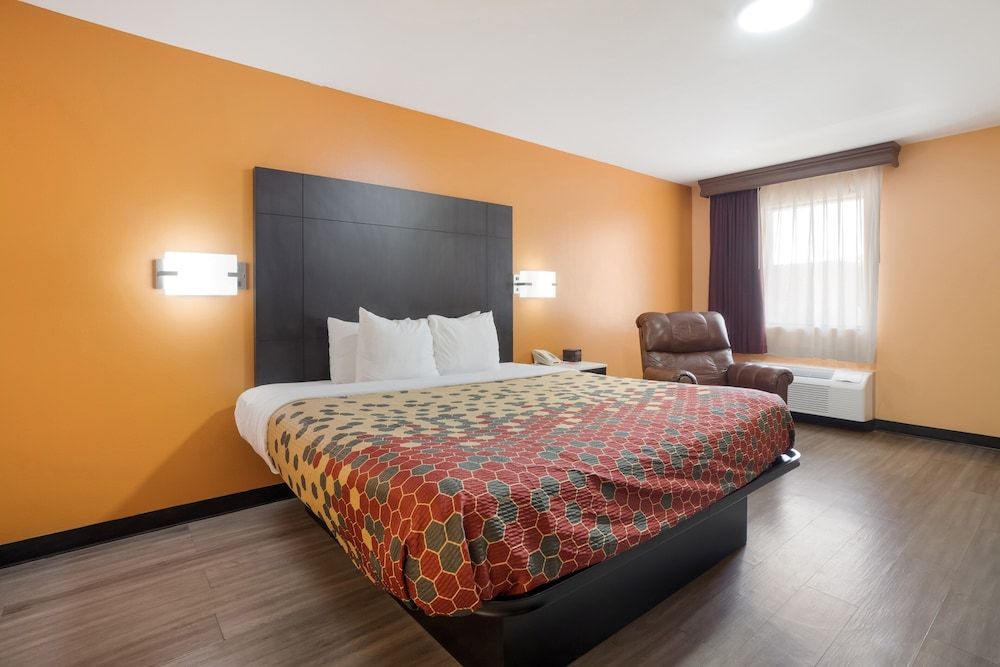 Basic Single Room, 1 King Bed, Non Smoking