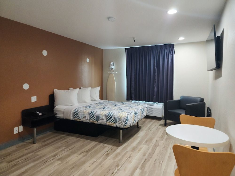 Studio 6 Suites Cameron Park, CA – Folsom Standard Room, 1 Queen Bed, Accessible, Non Smoking 2