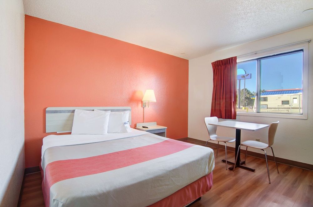 Motel 6 Colby, KS Standard Room, 1 King Bed, Non Smoking 5