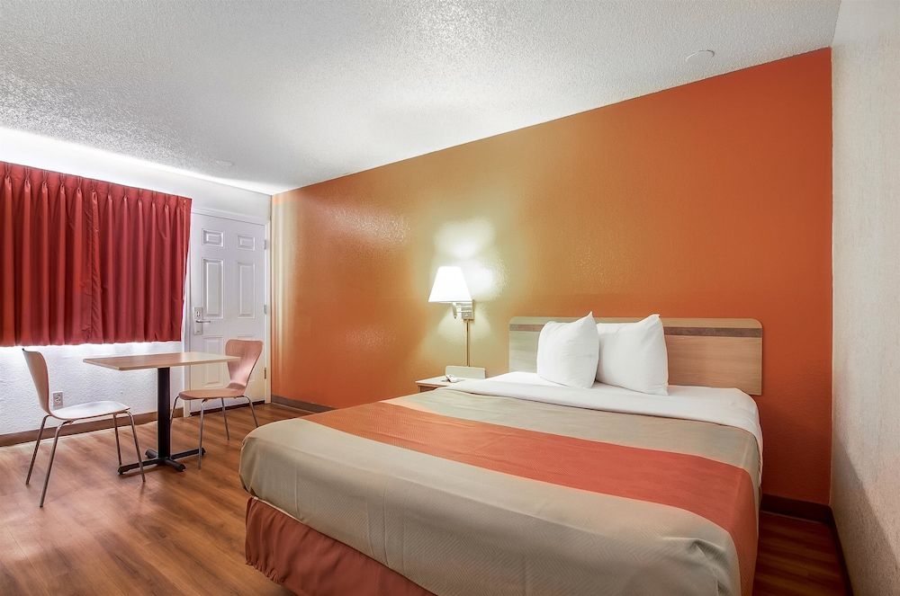 Motel 6 Colby, KS Standard Room, 1 King Bed, Non Smoking 3