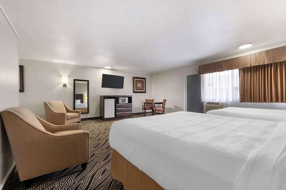 Best Western Red Carpet Inn Standard Room, Multiple Beds, Smoking, Refrigerator & Microwave 3