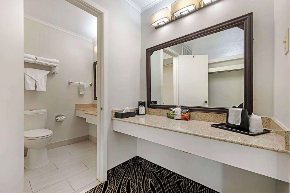 Best Western Red Carpet Inn Standard Room, Multiple Beds, Smoking, Refrigerator & Microwave 5