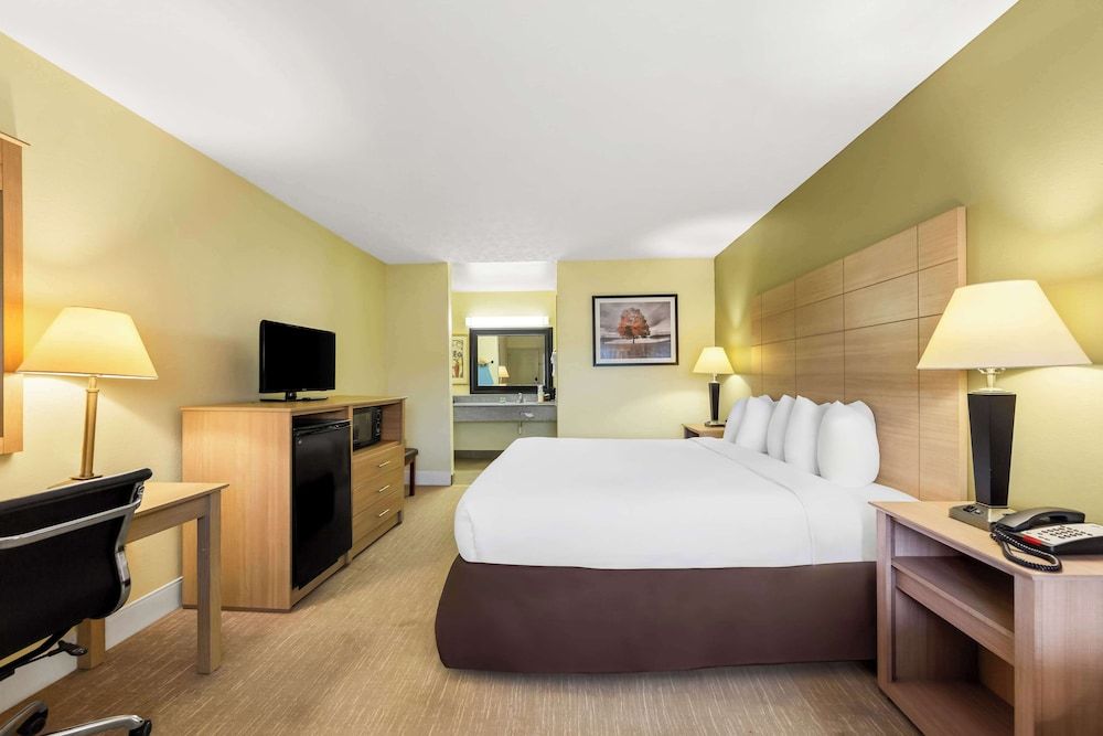 Standard Room, 1 Queen Bed, Non Smoking, Refrigerator & Microwave