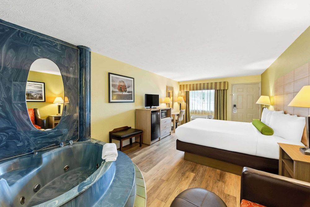 Standard Room, 1 King Bed, Smoking, Jetted Tub
