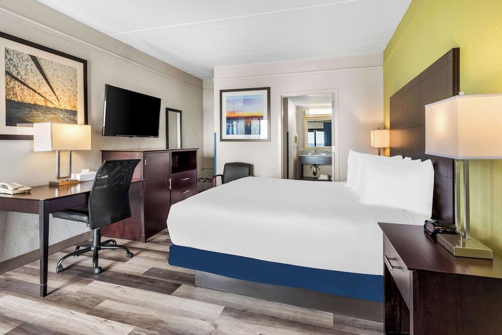 Best Western Kent Narrows Inn Standard Room, 1 King Bed, Non Smoking, Refrigerator & Microwave