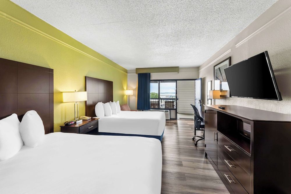 Best Western Kent Narrows Inn Standard Room, 2 Queen Beds, Non Smoking, Refrigerator & Microwave (Walk-in Shower) 3