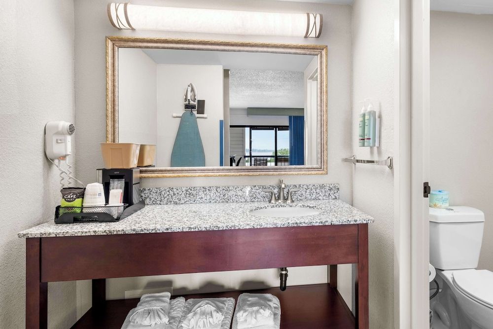 Best Western Kent Narrows Inn Standard Room, 2 Queen Beds, Non Smoking, Refrigerator & Microwave (Walk-in Shower) 4