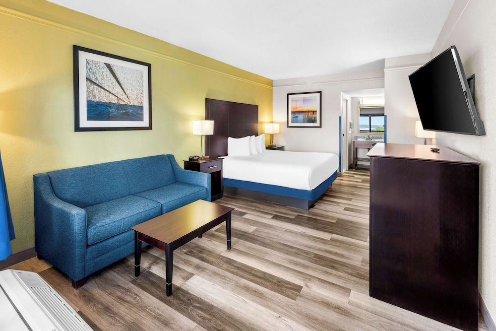 Best Western Kent Narrows Inn Standard Room, 1 King Bed, Non Smoking, Refrigerator & Microwave 2