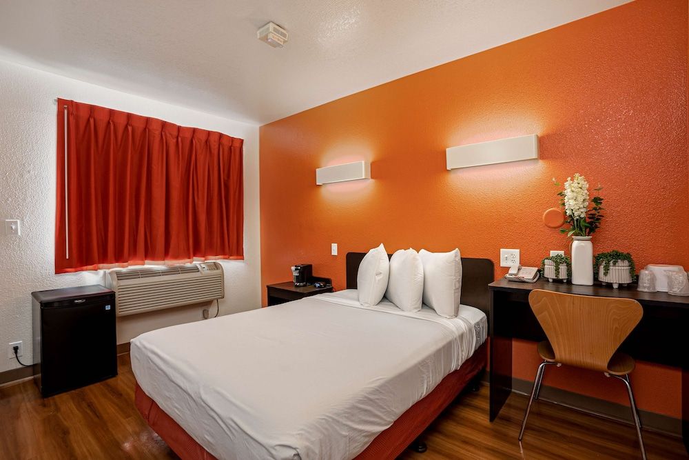 Motel 6 Temecula, CA - Historic Old Town Standard Room, 1 Double Bed, Accessible, Non Smoking 3