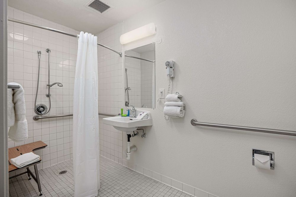 Motel 6 Temecula, CA - Historic Old Town Standard Room, 1 Double Bed, Accessible, Non Smoking 4