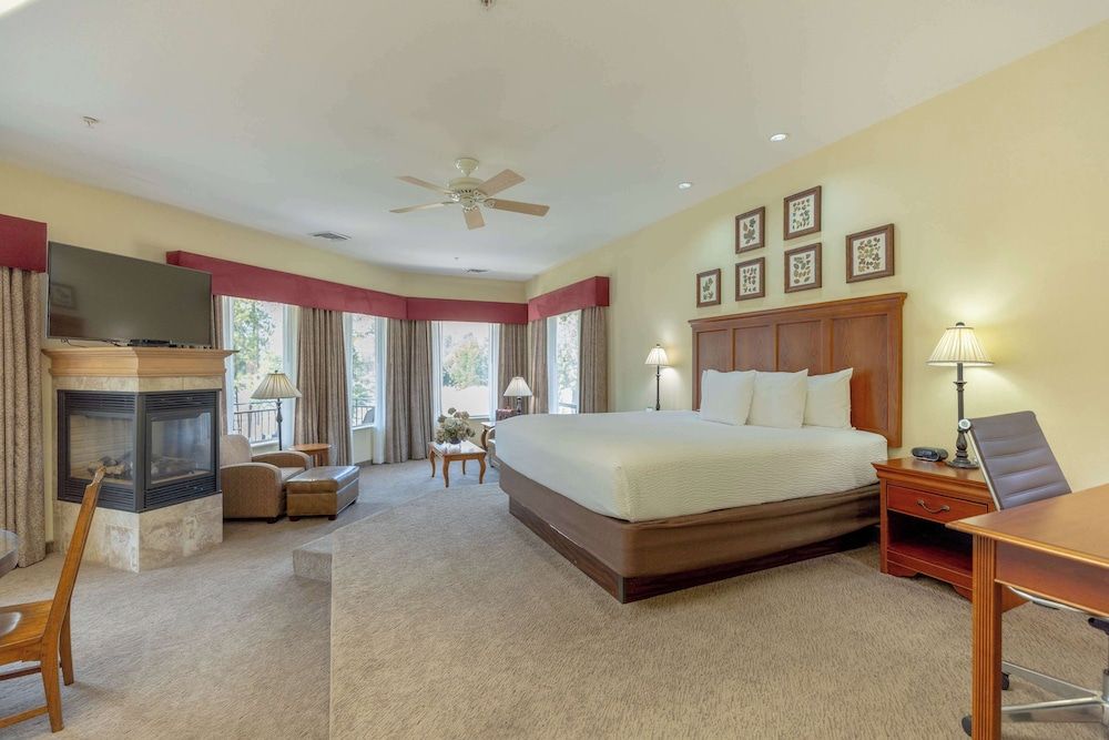 Suite, 1 King Bed, Refrigerator & Microwave, River View (Dining Table;Oversized Room)