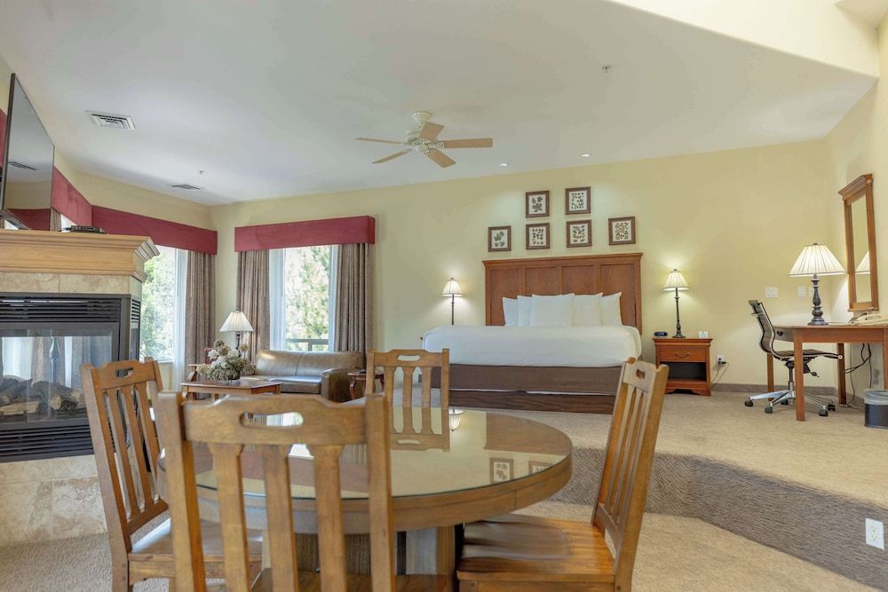 Suite, 1 King Bed, Refrigerator & Microwave, River View (Dining Table;Oversized Room)