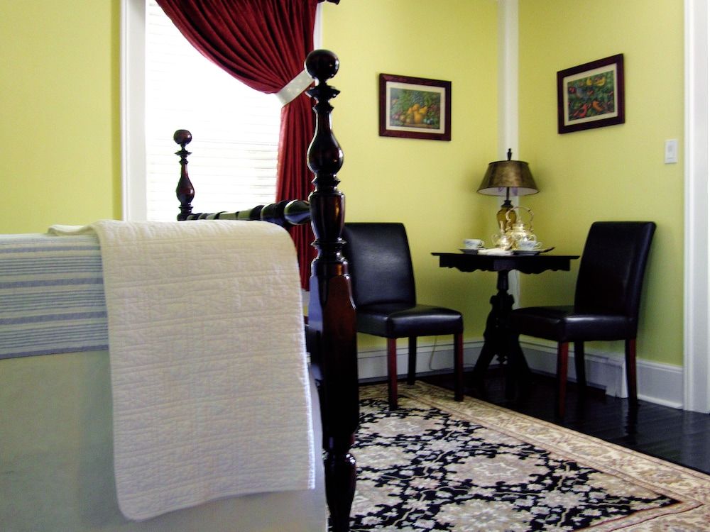 Baldwinsville B&B Deluxe Suite, 1 Queen Bed, Balcony, Ground Floor 2