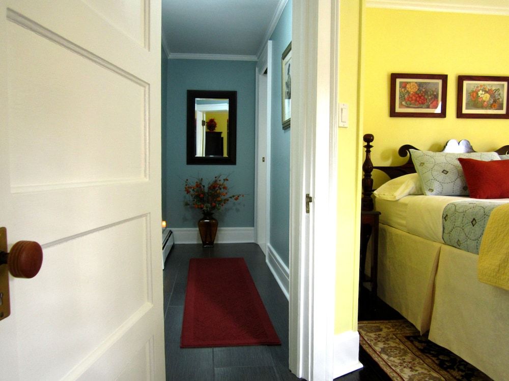 Baldwinsville B&B Deluxe Suite, 1 Queen Bed, Balcony, Ground Floor 4