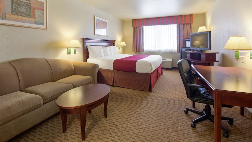 SureStay Plus Hotel by Best Western Quanah Suite, 1 King Bed, Non Smoking, Refrigerator & Microwave 4