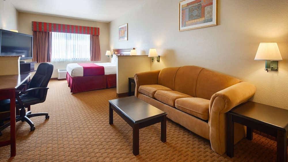 SureStay Plus Hotel by Best Western Quanah Suite, 1 King Bed, Non Smoking, Refrigerator & Microwave 3