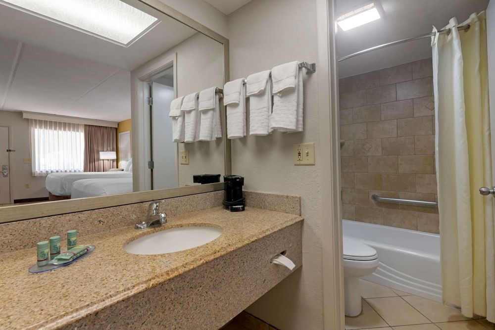 Best Western Inn Of Palatka Standard Room, 2 Queen Beds, Smoking, Refrigerator & Microwave 3