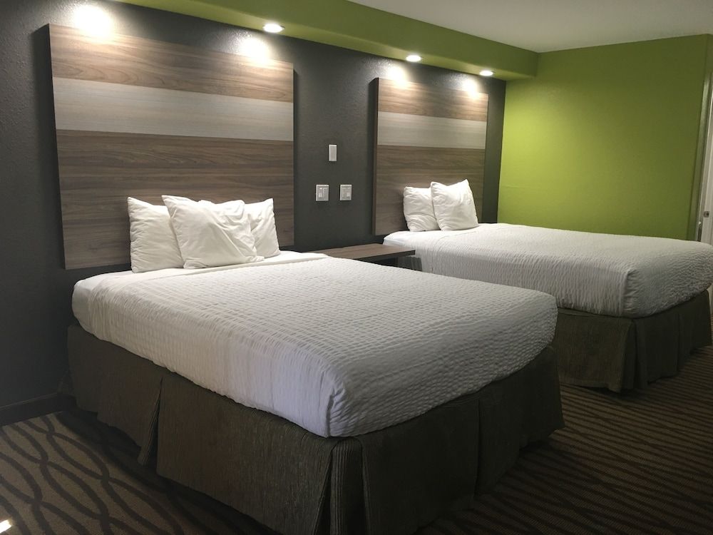 Seabreeze Inn Deluxe Room, 2 Queen Beds, Smoking 2