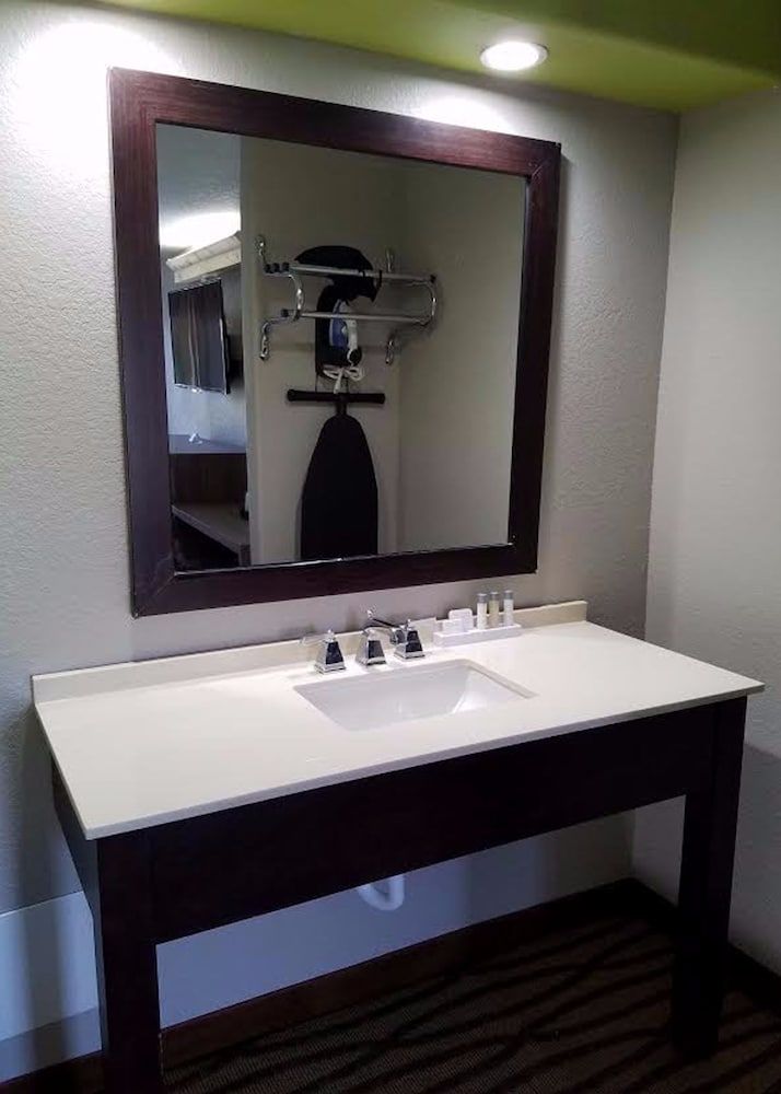 Seabreeze Inn Deluxe Room, 2 Queen Beds, Smoking 12