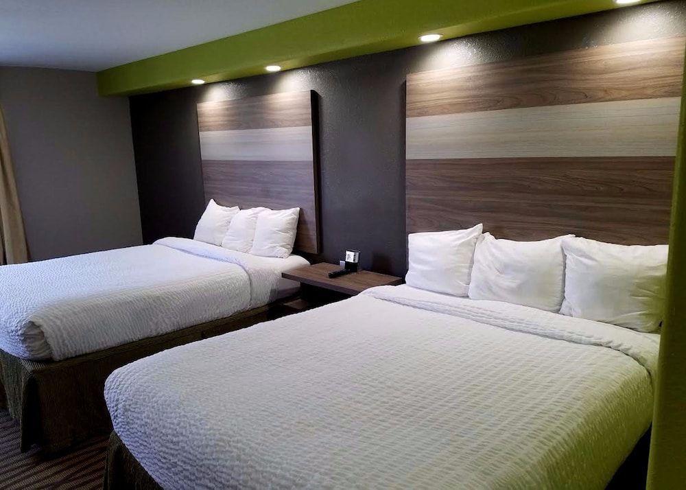 Seabreeze Inn Deluxe Room, 2 Queen Beds, Smoking 6