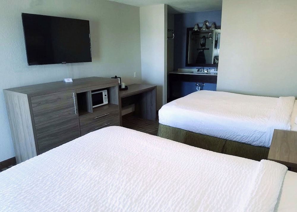 Seabreeze Inn Deluxe Room, 2 Queen Beds, Smoking 8