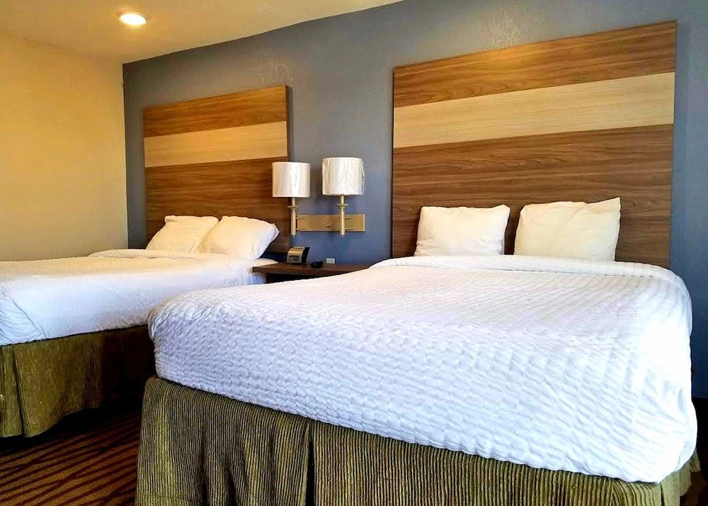 Seabreeze Inn Deluxe Room, 2 Queen Beds, Smoking 7