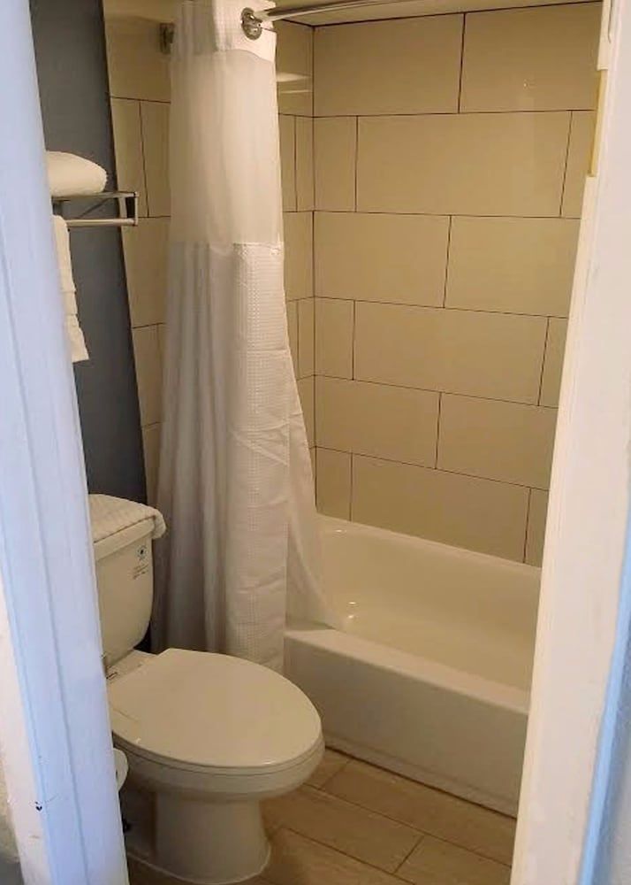 Seabreeze Inn Deluxe Room, 2 Queen Beds, Smoking 11