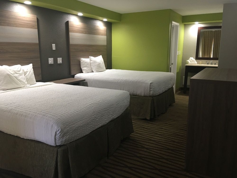 Seabreeze Inn Deluxe Room, 2 Queen Beds, Smoking 3